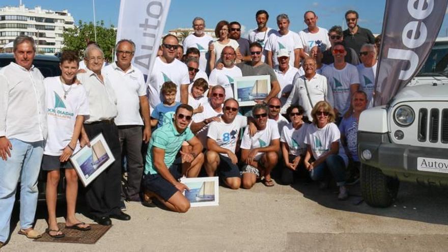 Imagen de los participantes tras la entrega de trofeos y antes de la comida ofrecida a las tripulaciones.