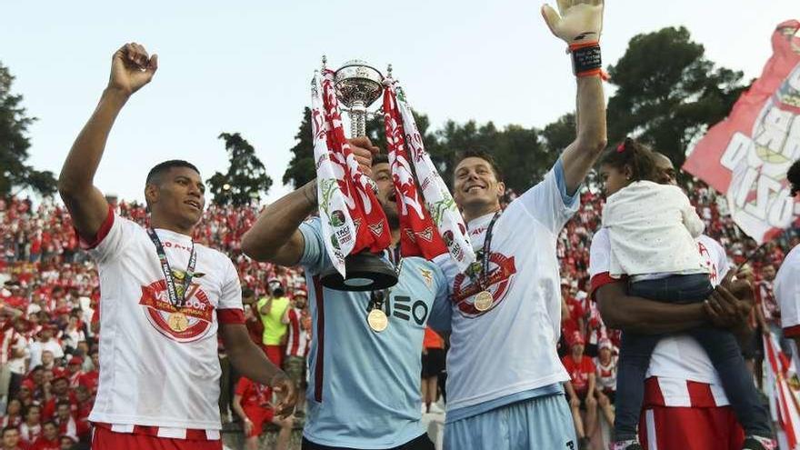 Los jugadores del Desportivo Aves celebran su triunfo en la Copa tras derrotar al Sporting. // Antonio Cotrim