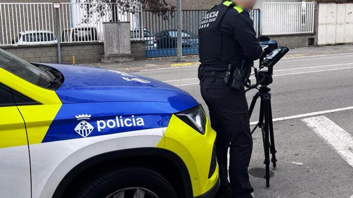 Un agente de la Policia Local Rubí comprovando el radar a La Llana