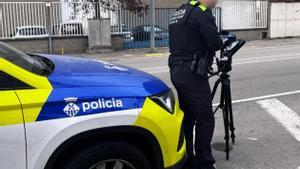 Un agente de la Policia Local Rubí comprovando el radar a La Llana