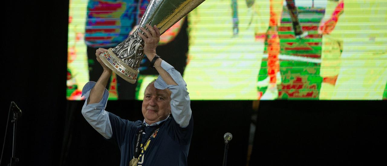 El presidente del Villarreal CF, Fernando Roig, levanta el trofeo de la Europa League logrado la pasada temporada.