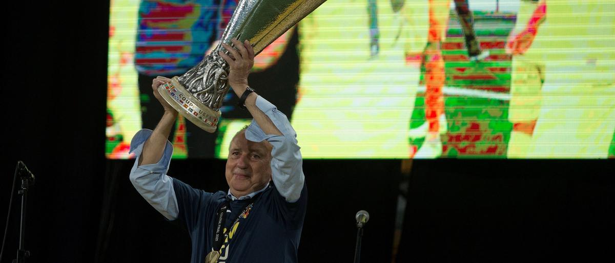 El presidente del Villarreal CF, Fernando Roig, levanta el trofeo de la Europa League logrado la pasada temporada.