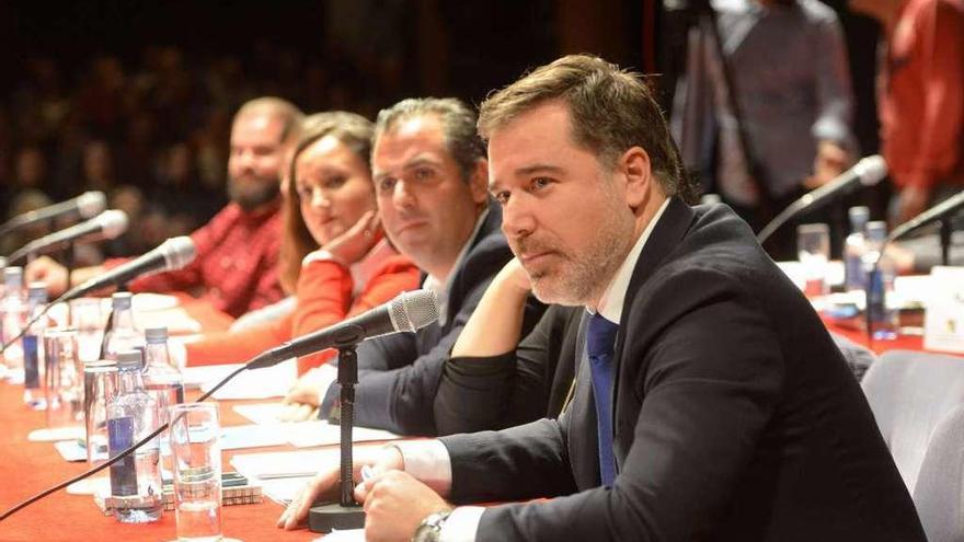 Jacobo Moreira y otros concejales del PP durante un pleno. // G. Santos