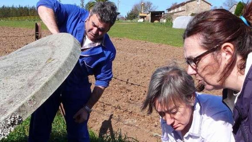 Técnicos de la Xunta y el Concello toman muestras de agua. / la opinión