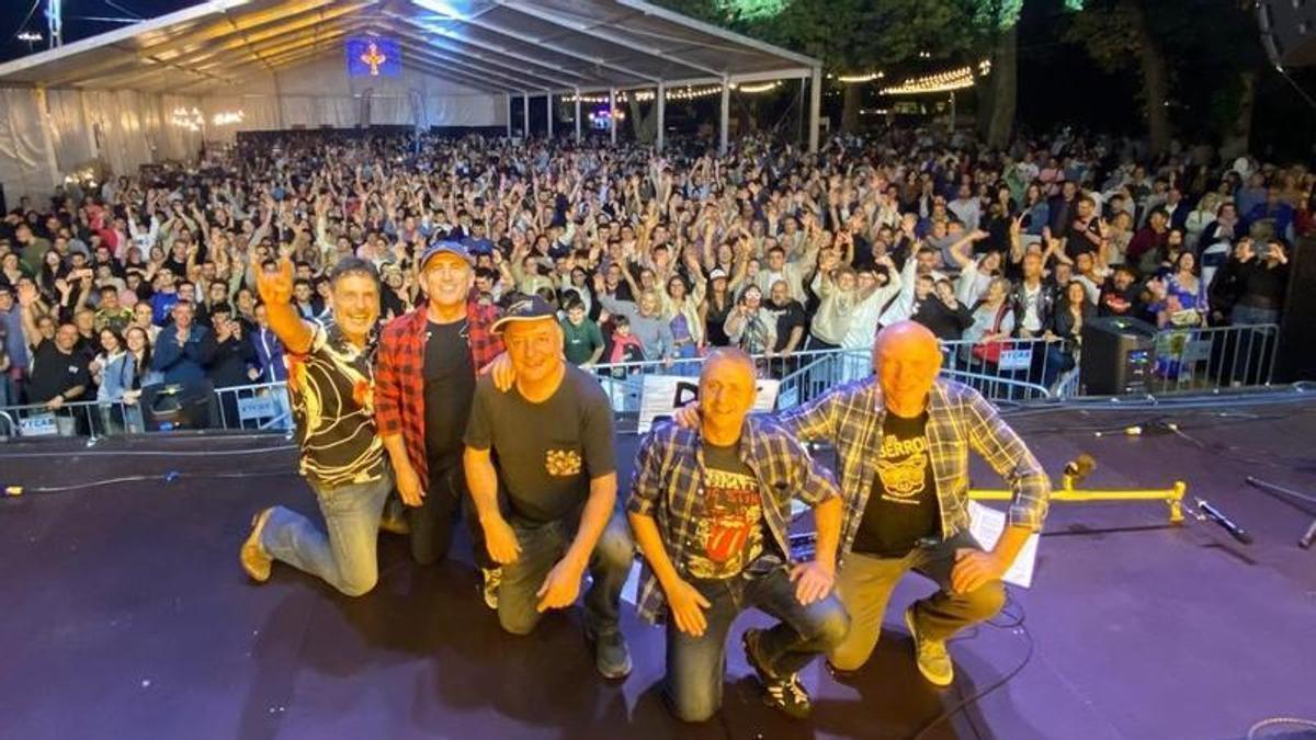 "Los Berrones", tras una actuación.