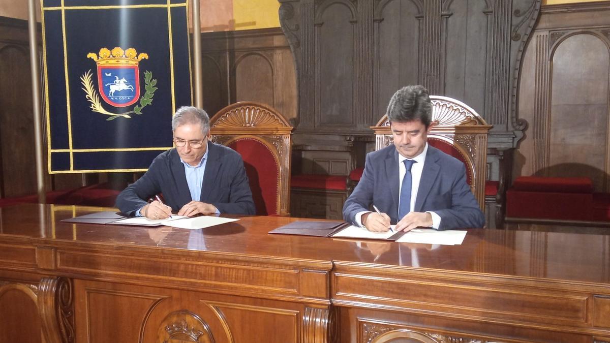 El alcalde de Huesca,  Luis Felipe, y el presidente de la Asociación Provincial de Hostelería y Turismo, Carmelo Bosque, durante la firma del acuerdo.