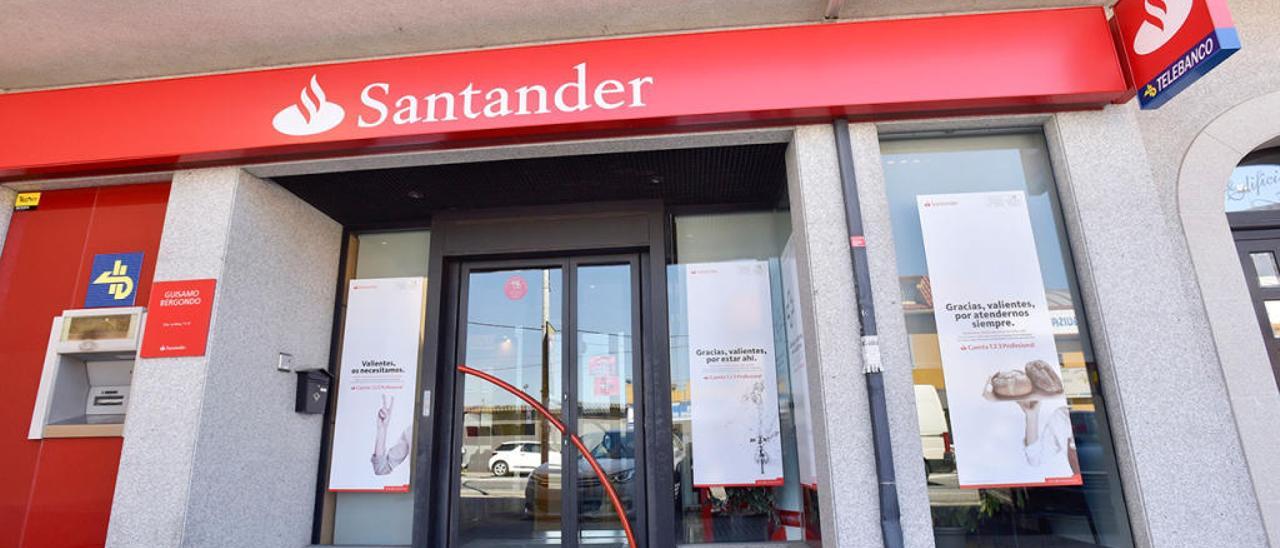 Sucursal del Banco Santander en Galicia // Casteleiro