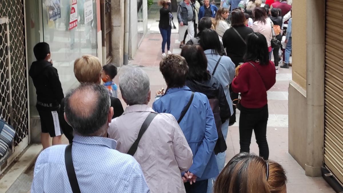 Expectació per les Creus de Maig: moltes persones, fent cua per agafar el trenet