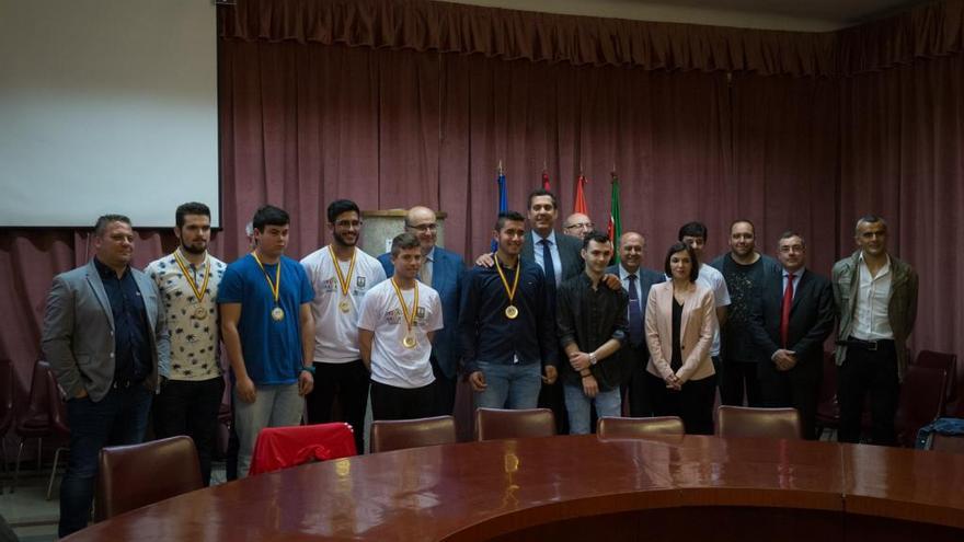 En la fila delantera, los alumnos premiados. Desde la izquierda Álvaro Tejeda, César García Alonso, Marcos de las Heras, Iván Miguel, Raúl Martín Ortiz y Stefano Ligia.