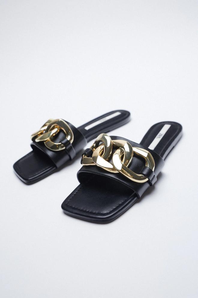 Sandalia plana con cadena, de Zara (29,95 euros)