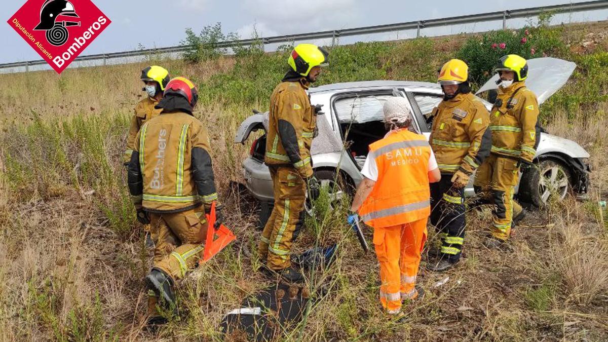 Los bomberos y la médico de la ambulancia del SAMU