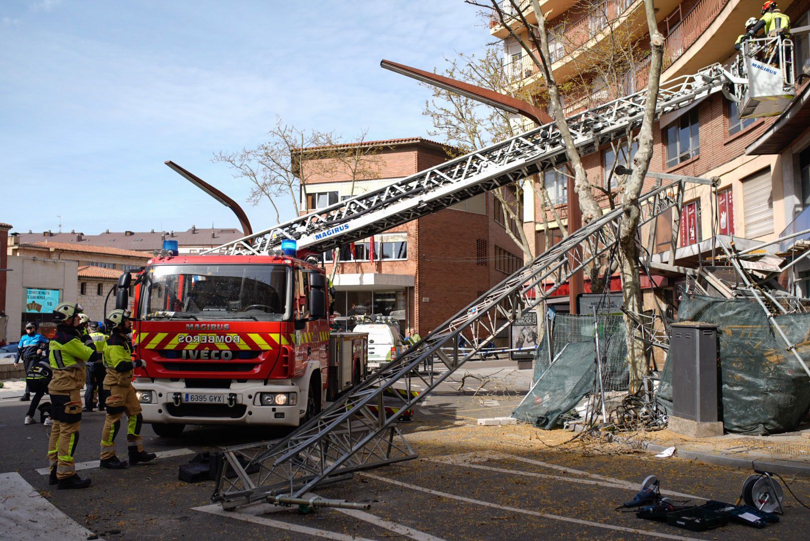 GALERÍA | El desplome de una grúa en Zamora con heridos, en imágenes