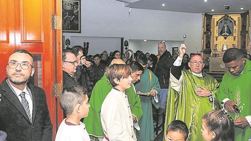 Bendicen la nueva puerta de acceso a la parroquia de los Evangelistas