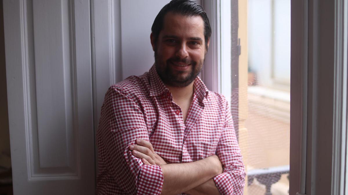 El escritor y periodista José Antonio Sau