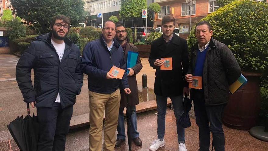 Mario Arias (segundo por la izquierda) y José Ramón Pando (a la derecha), con miembros de Nuevas Generaciones, ayer, en Ciudad Naranco.