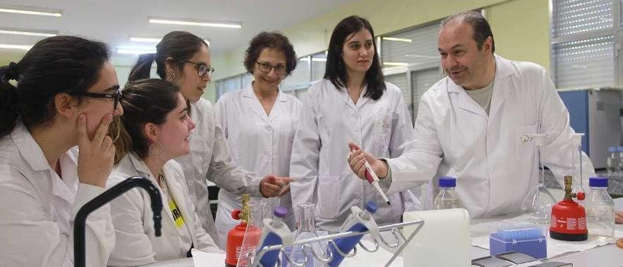 Profesores de los departamentos de Química y Sanidade, con alumnos de A Carballeira. // Iñaki Osorio