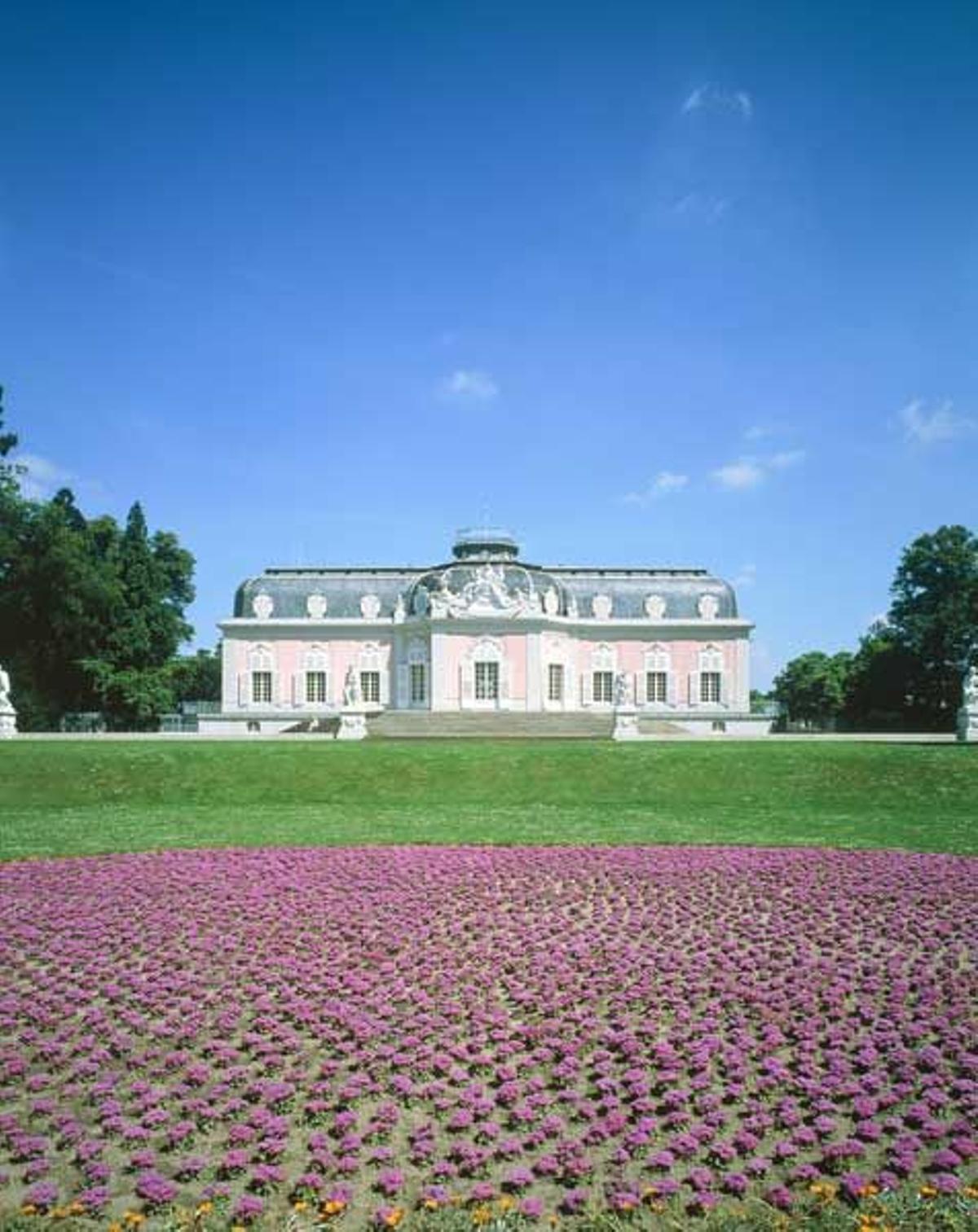 Jardines principales del Palacio de Benrath en Dusseldorf.