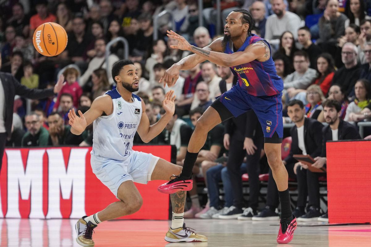 Cameron Hunt y Kevin Punter, en acción durante el derbi catalán.