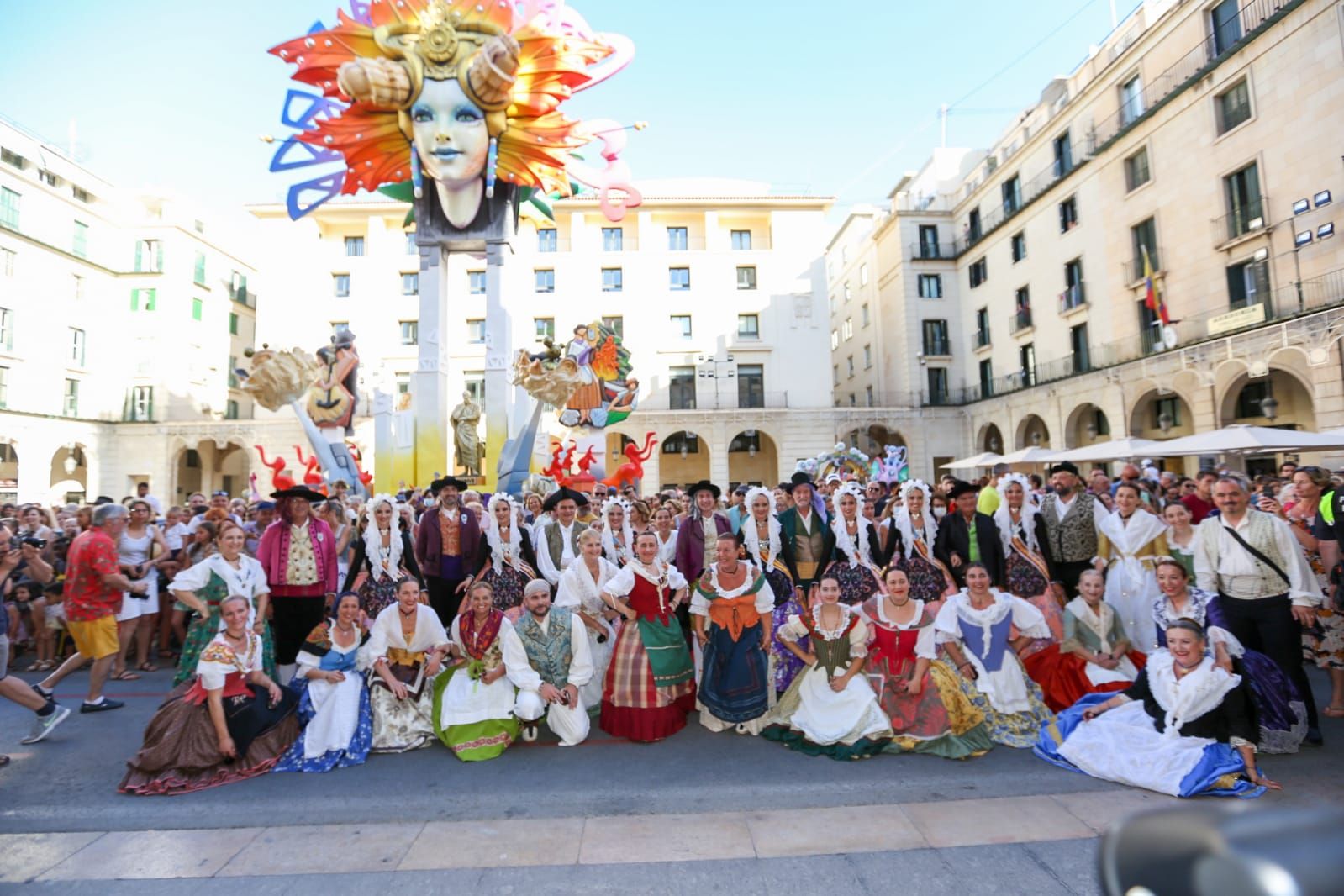 Dansà en torno a la Hoguera Oficial