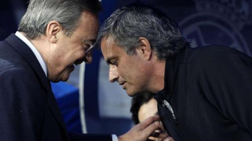 El presidente blanco, Florentino Pérez, saluda a Mourinho antes de un partido. / juan carlos hidalgo