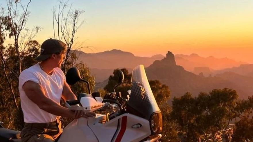 Miguel Herrán recorre en moto las cumbres de Gran Canaria