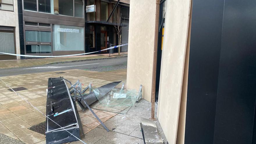 Roba un bus en Gijón, se empotra contra una tienda de deporte en Avilés y huye con una bicicleta a pedaladas