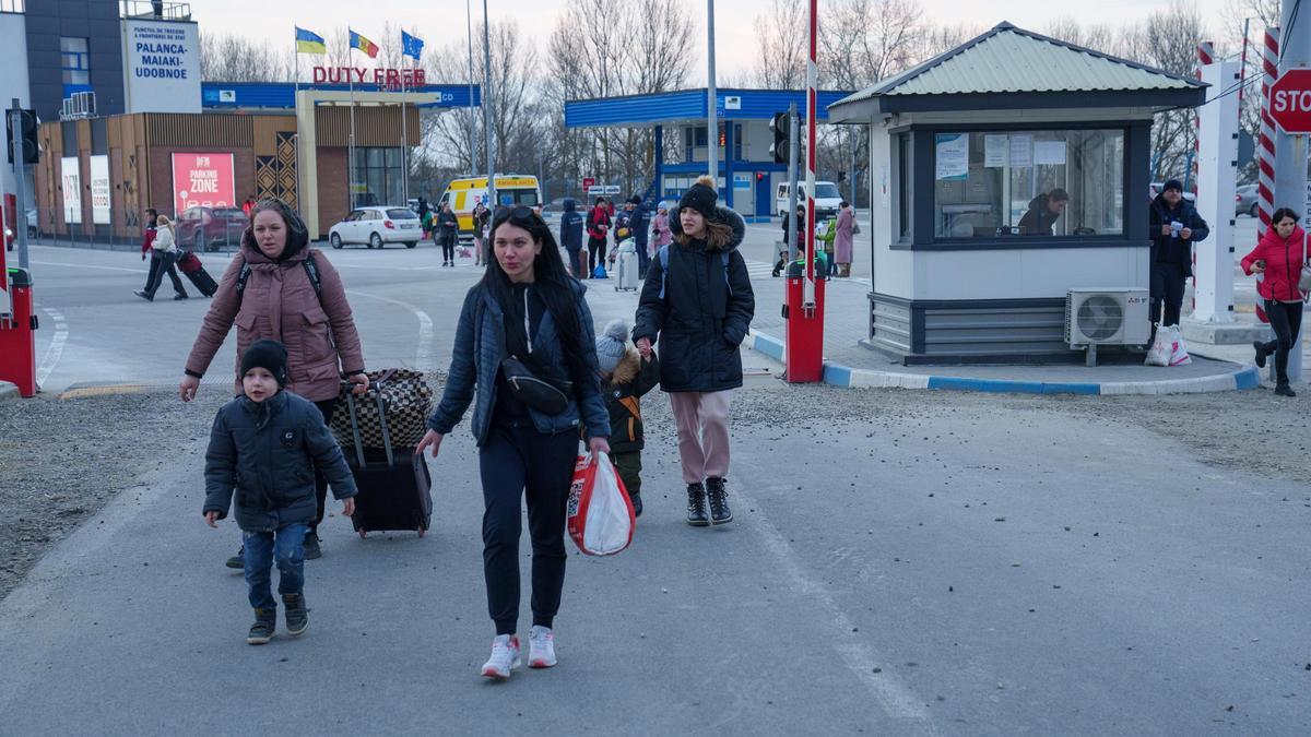 Archivo - Refugiados ucranianos en la frontera con Moldavia