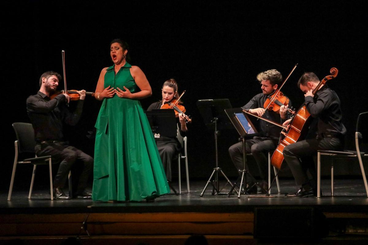 La música y la emoción se funden en una expresión directa y profundamente humana.