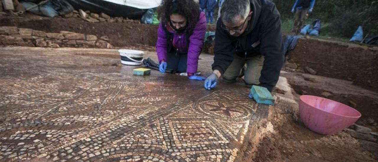 Un momento de la excavación del mosaico romano de Las Regueras a principios de diciembre.