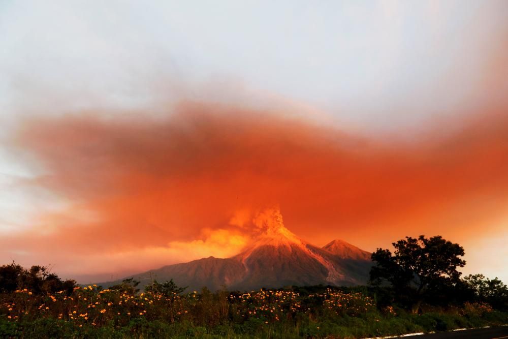 Miles de personas evacuadas por fuerte erupción ...