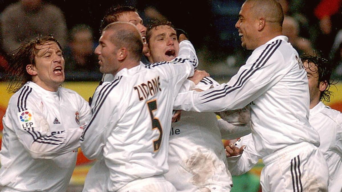 Helguera celebra un gol con el Madrid