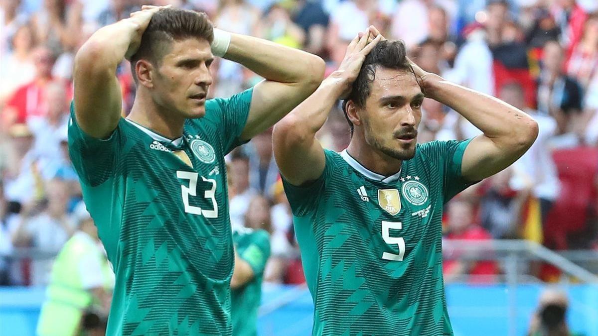 Mario Gómez y Hummels se lamentan de una ocasión fallada por Alemania ante Corea del Sur.