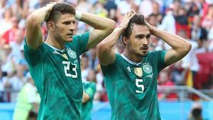 Mario Gómez y Hummels se lamentan de una ocasión fallada por Alemania ante Corea del Sur.