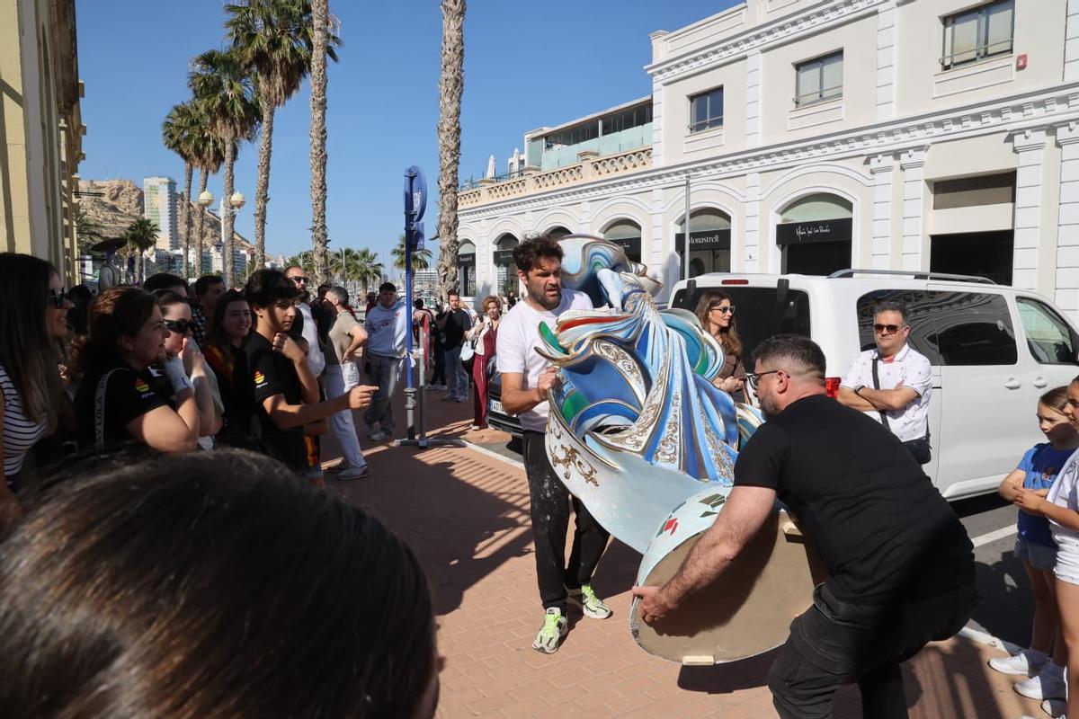 Llegada de un ninot a la Lonja del Pescado.