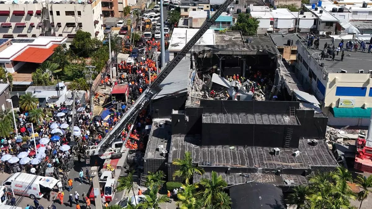 Suben a 221 los muertos en la discoteca de Santo Domingo mientras se reducen las opciones de hallar supervivientes