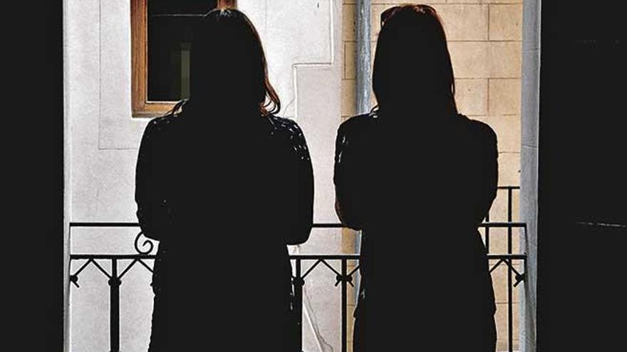 Dos de las mujeres que han pasado por el centro de acogida a víctimas de violencia de género.