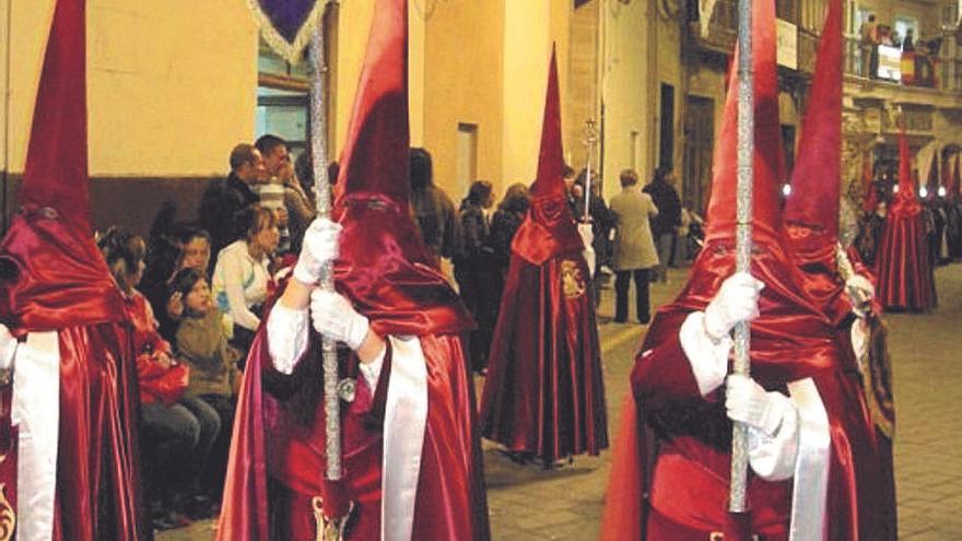 A la derecha, un nazareno porta el guión franquista. | L.O.