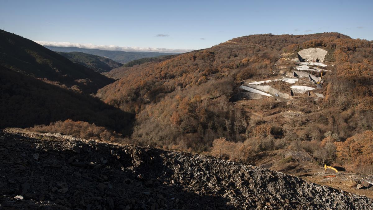 Un desafío para la ingeniería en un paisaje complicado: obras del túnel de Cerdedelo, en Laza, en una imagen de 2017. // BRAIS LORENZO