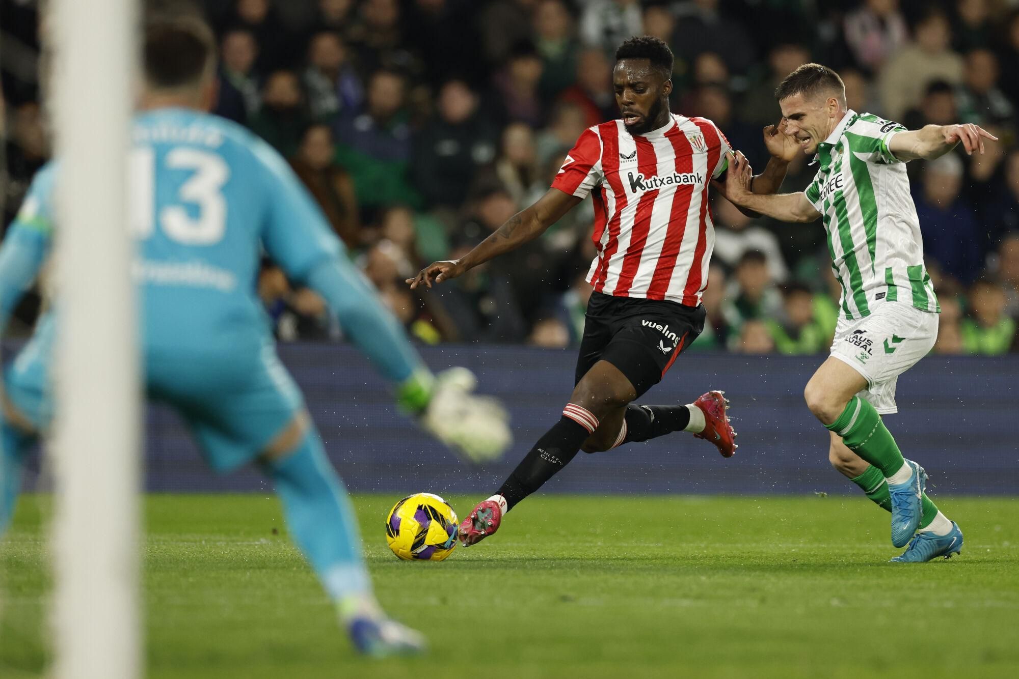 SEVILLA, 02/02/2025.- El delantero del Athletic Iñaki Williams (c) intenta un lanzamiento a portería durante el partido de LaLiga entre el Betis y el Athetic Club, este domingo en el estadio Benito Villamarín. EFE/ Julio Munoz