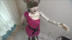 Un maniquí articulat balla òpera xinesa.