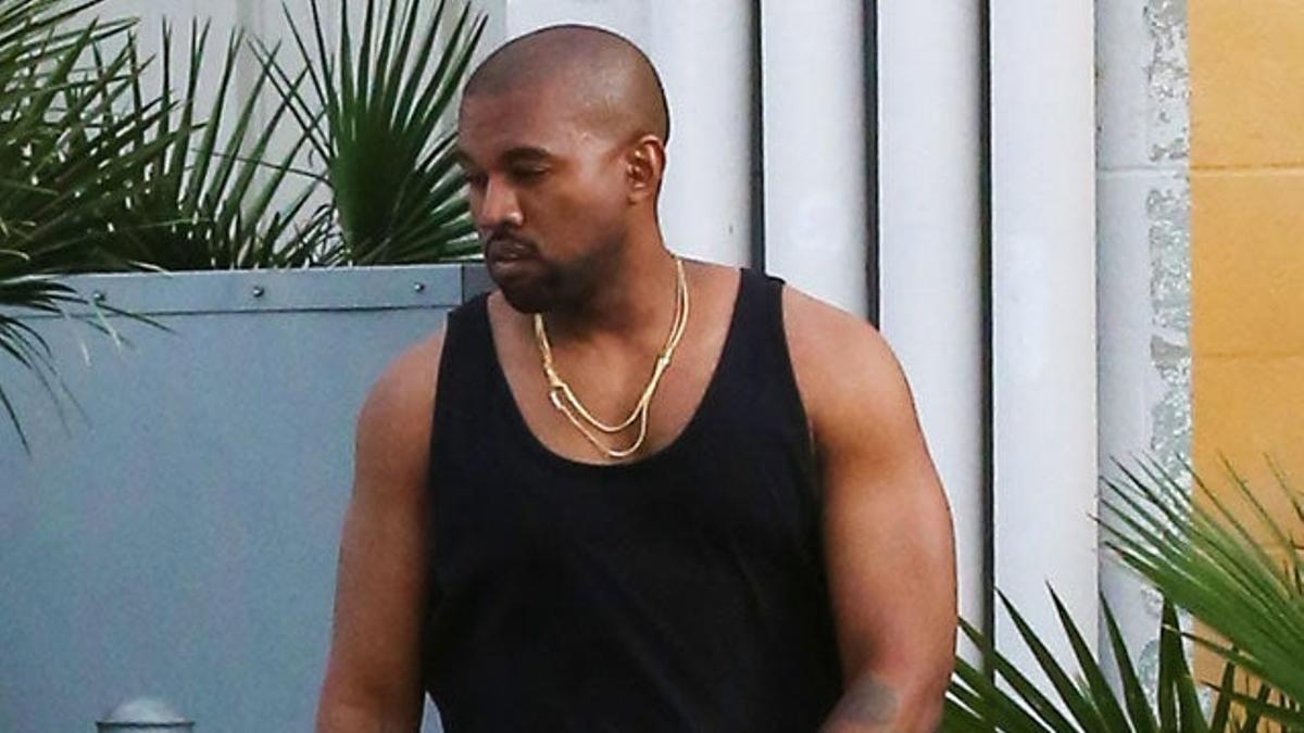 Kanye West luce músculos en la grabación del programa de su cuñada