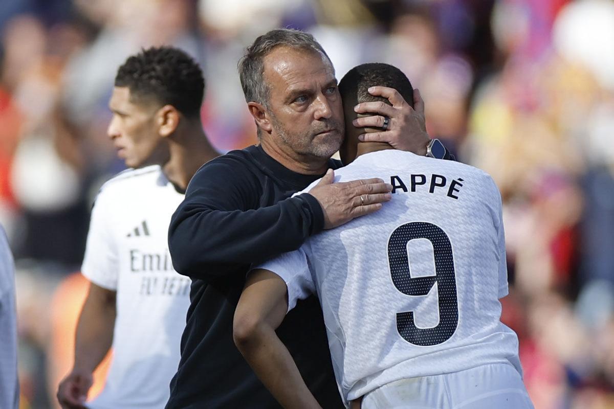 Flick abraza a Mbappé en un Clásico de la pasada temporada
