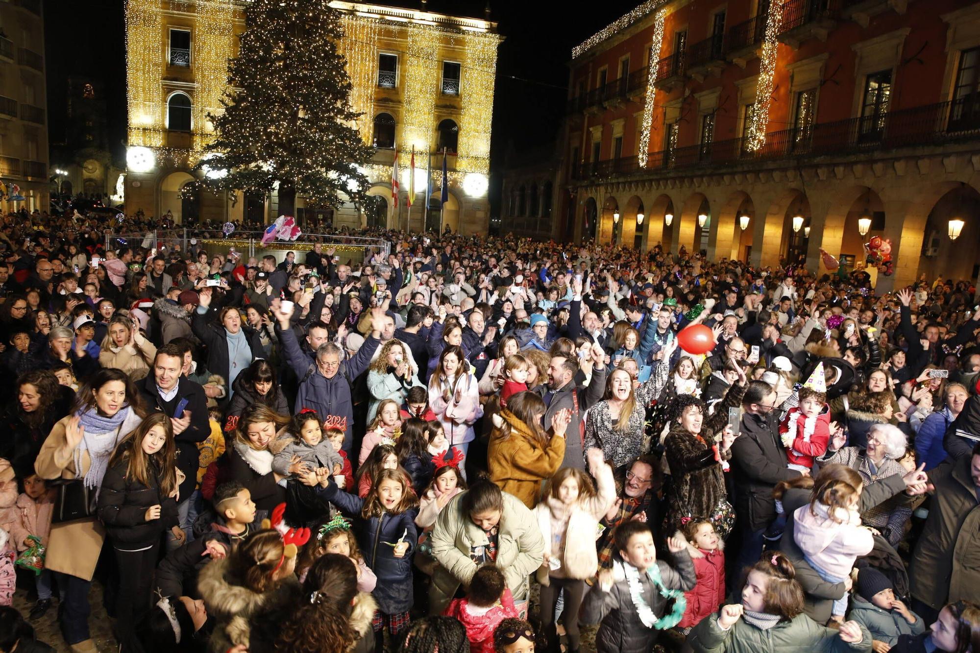 En imágenes: así han celebrado los más pequeños las 'Pequecampanadas' en la Plaza Mayor