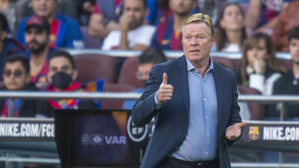 Koeman levanta su pulgar en la banda durante el clásico