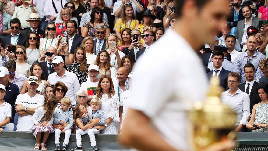Los cuatro hijos de Federer siguen desde el palco la entrega del trofeo.