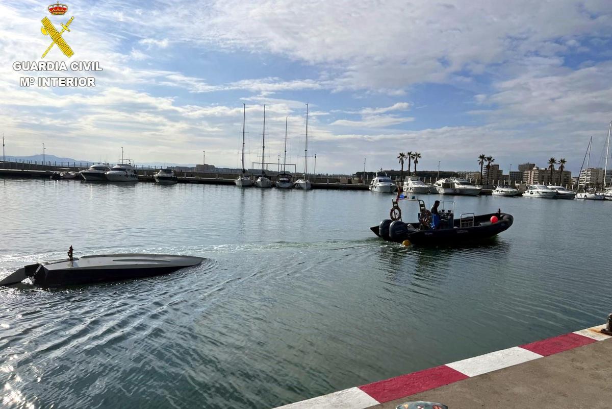 Les fotos del rescat d'una família després que el seu veler a bolcat a l'Estartit