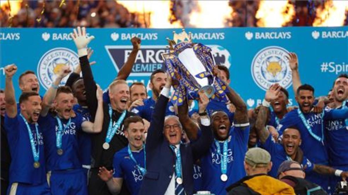 Los jugadores y el técnico del Leicester City levantando el trofeo de campeones de la Premier