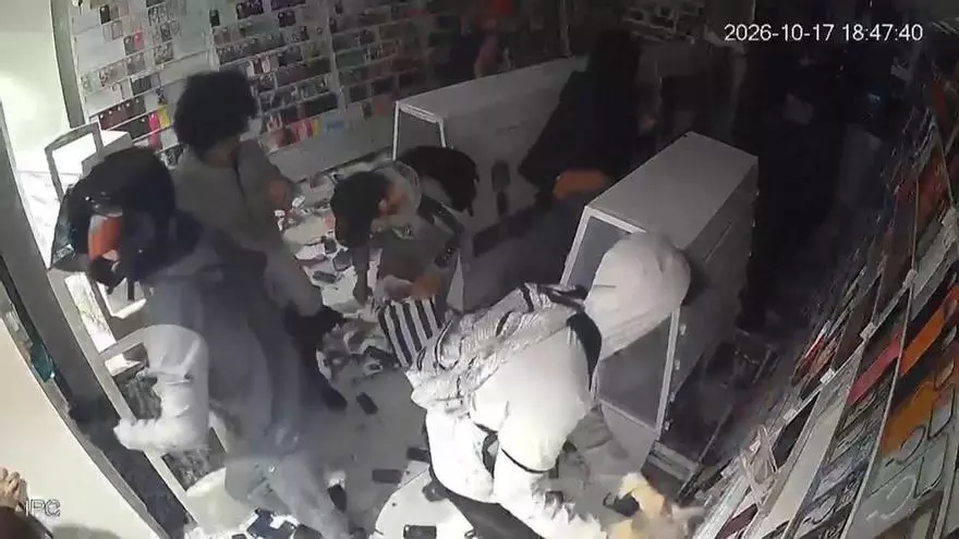 Una cámara de seguridad graba el saqueo de una tienda en Niza durante las protestas estudiantiles
