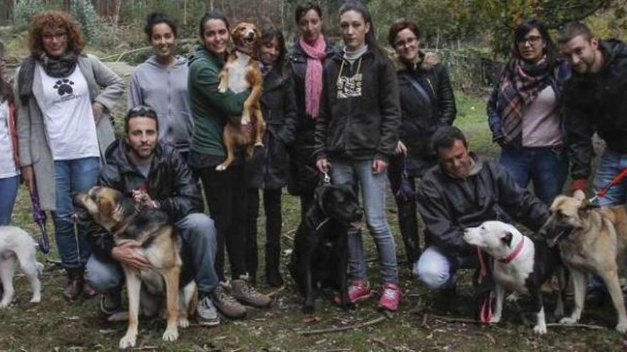 Directivos y voluntarios de Bai.Senpulgas, concentrados en el refugio, lanzan un SOS a la comarca para mantenerlo. // Adrián Irago