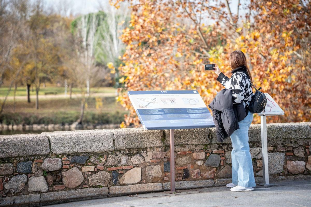 Turistas visitando los monumentos extremeños.